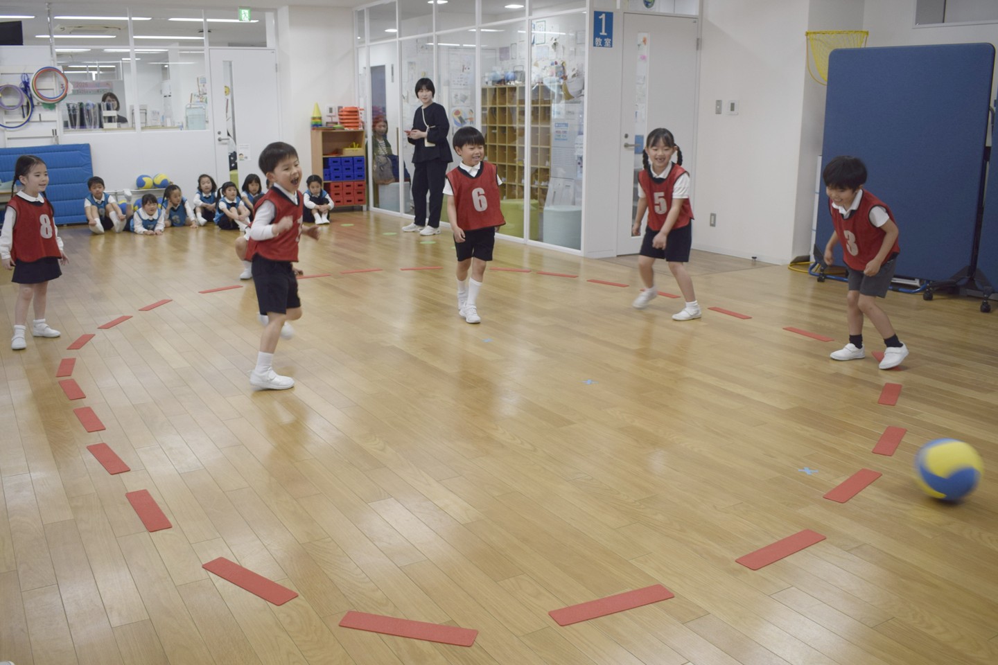 目黒校で複数の子どもがボールを使った運動に取り組む様子