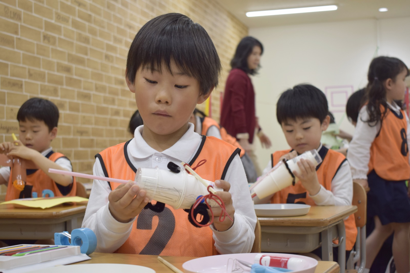 茗荷谷校で制作に取り組む子どもたち