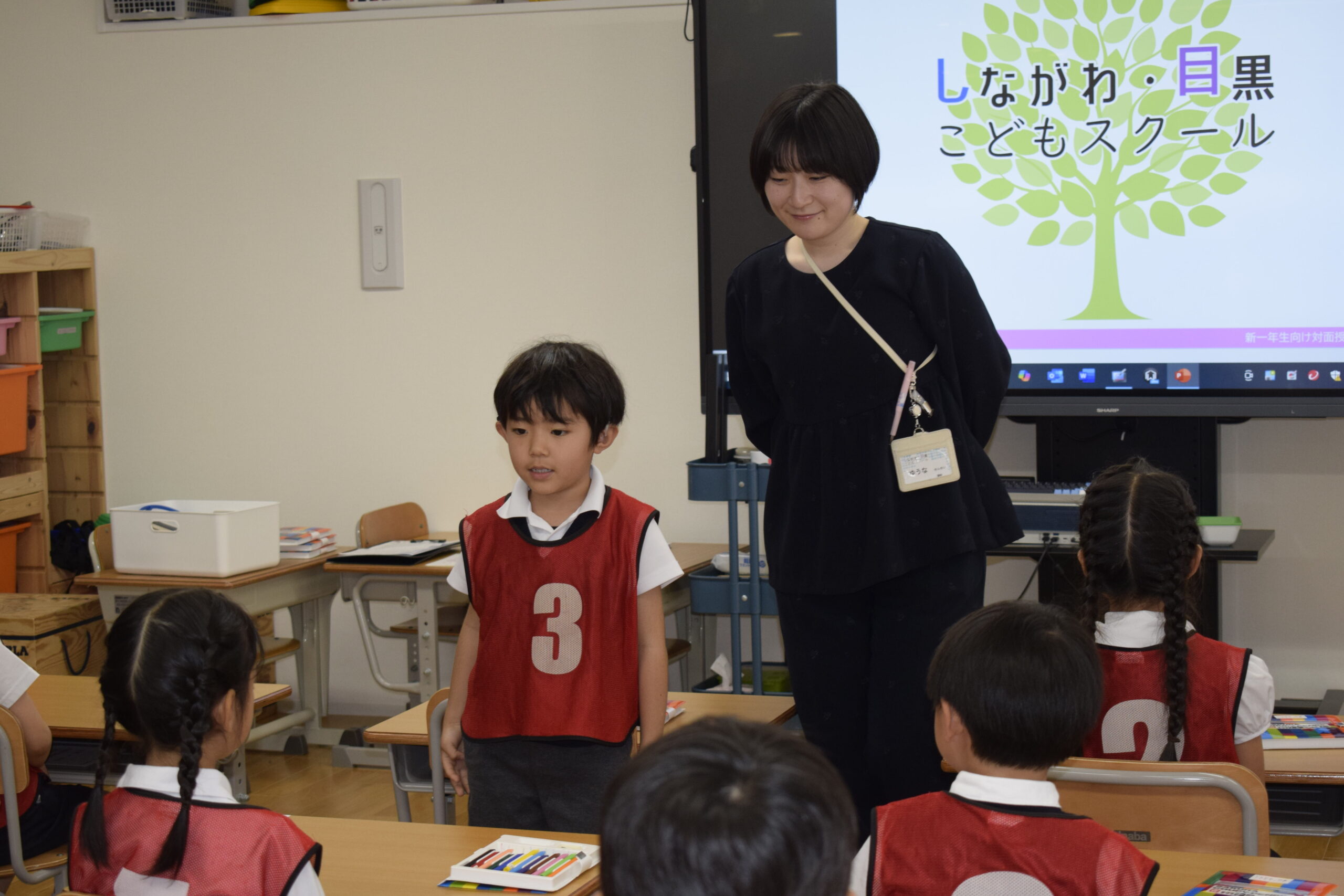 目黒校で講師に見守られながら自分の言葉で発言する子ども