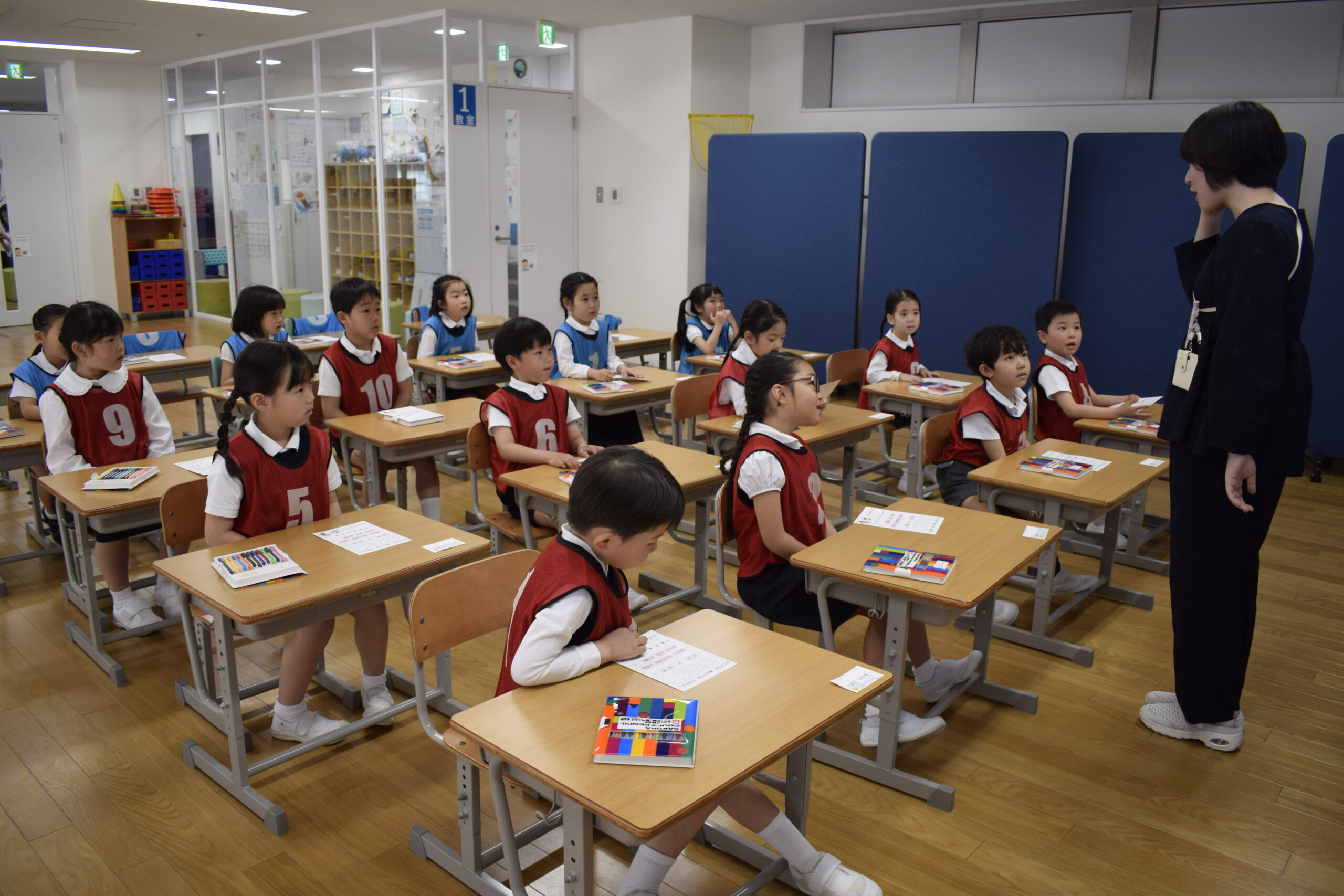 目黒校の総合学習で講師の話を聞き、考える子どもたち