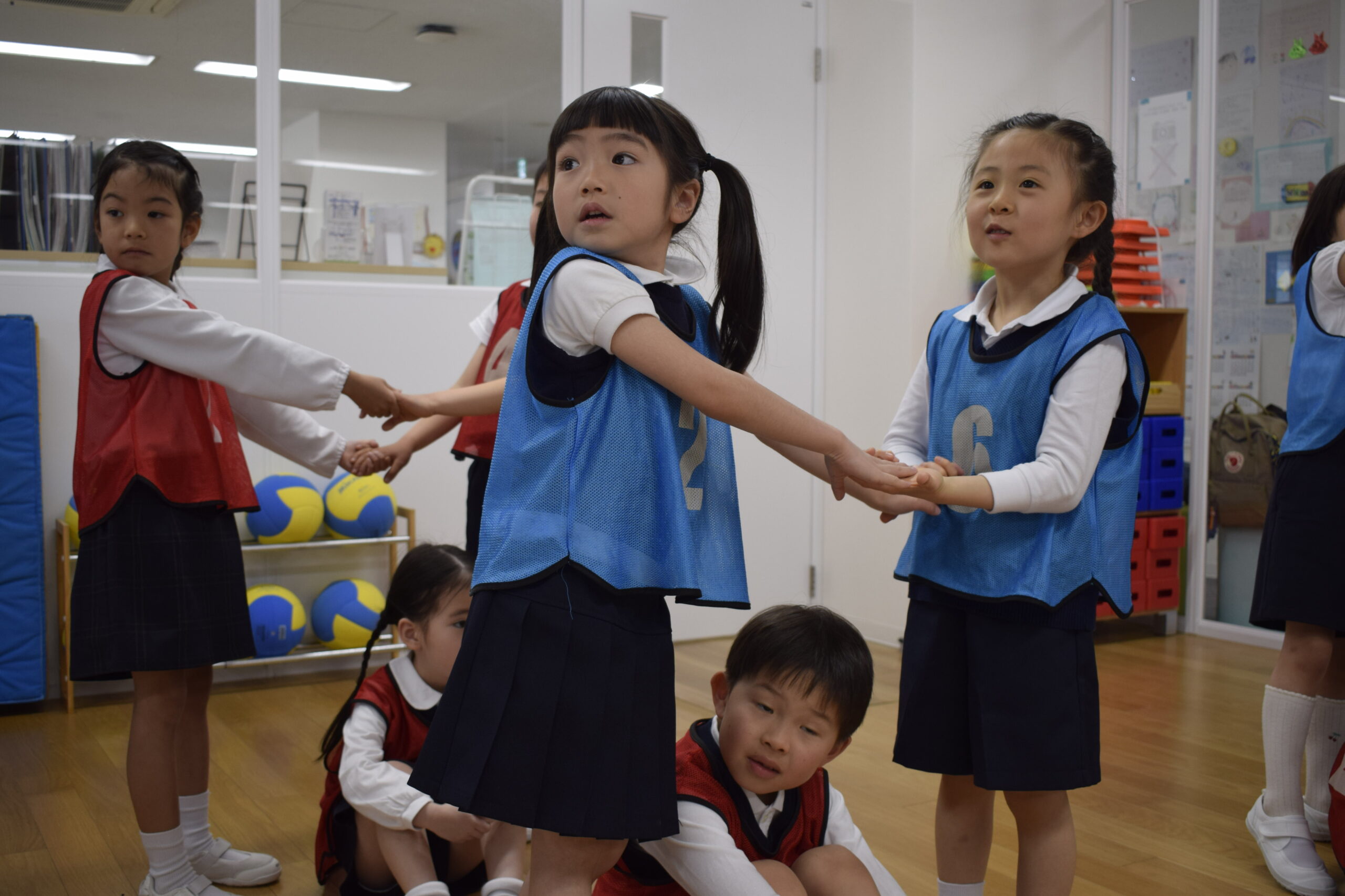目黒校で友だちと手をつなぎ、協力して活動する子どもたち