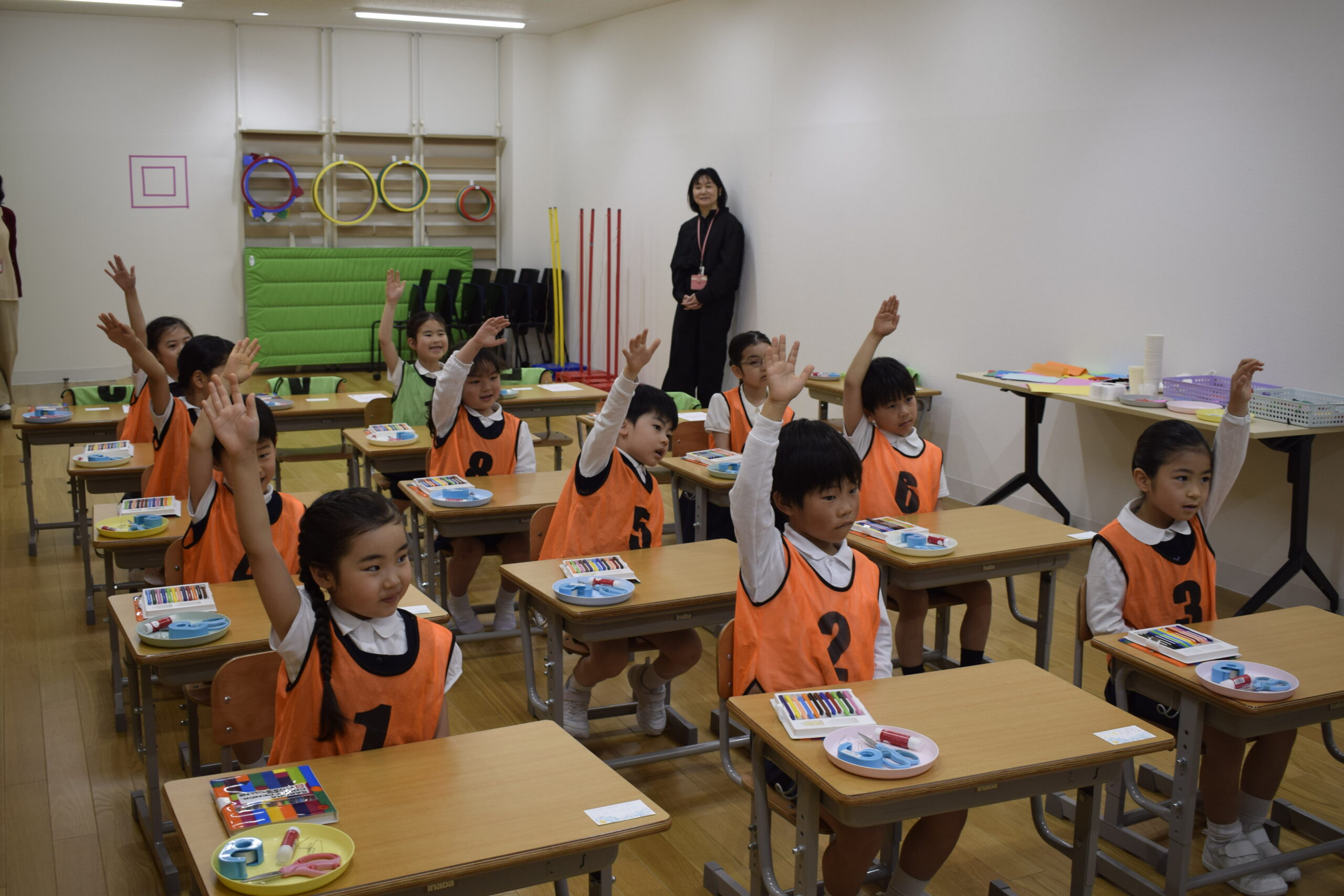 茗荷谷校の総合学習で手を挙げ、自分の考えを伝えようとする子どもたち