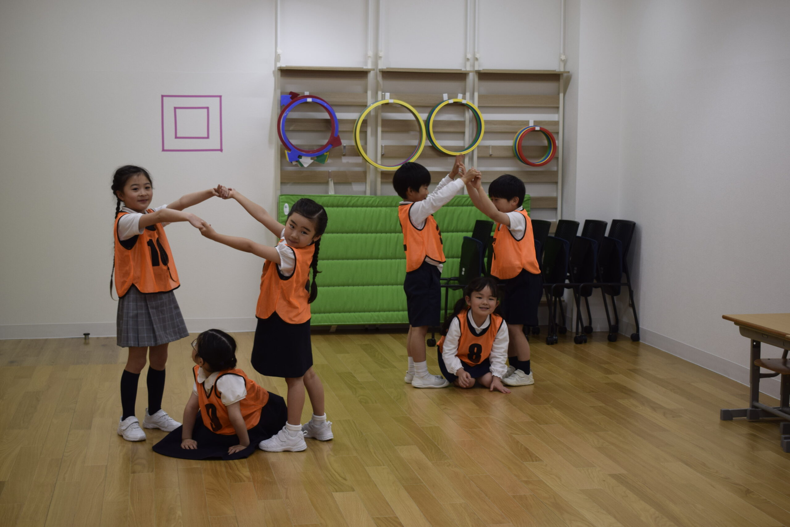 茗荷谷校で友だちと手をつなぎ、協力して活動する子どもたち