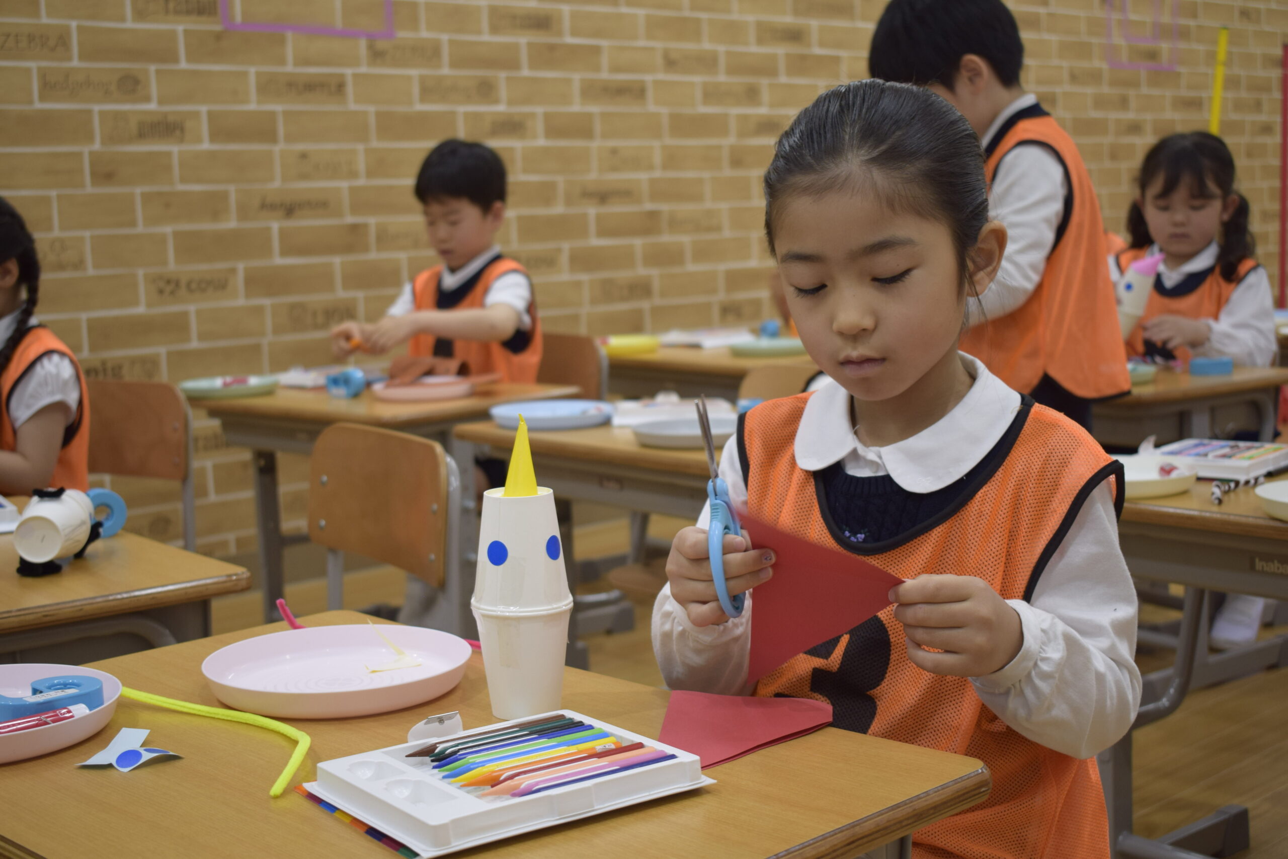 茗荷谷校で道具を使い、自分で工夫しながら制作に取り組む子ども