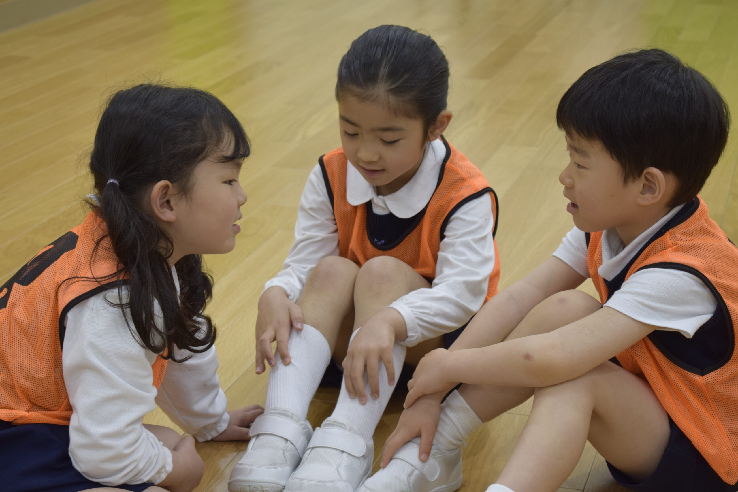 茗荷谷校で顔を合わせ、グループで話し合う子どもたち