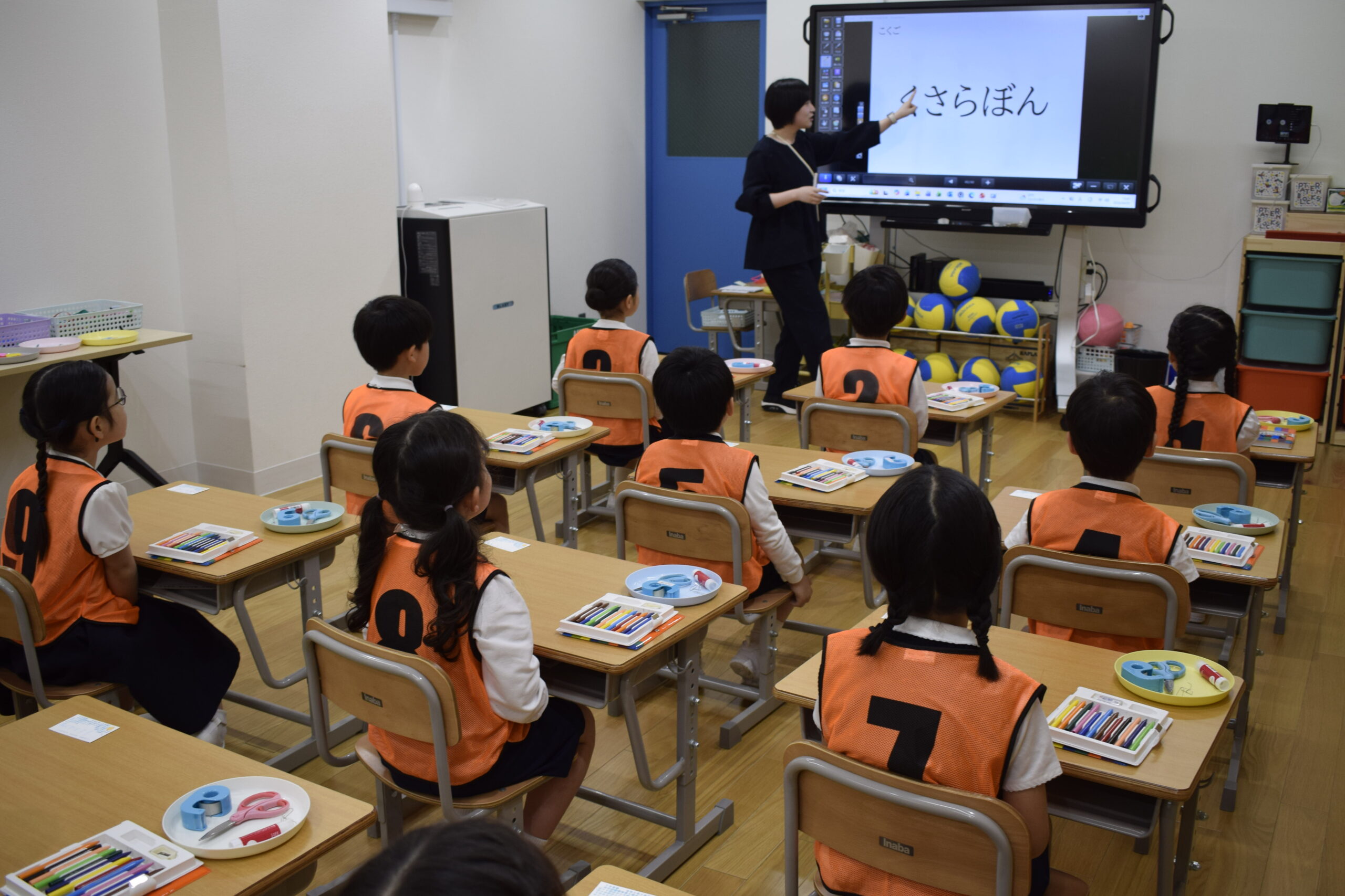 茗荷谷校でICT教材を見ながら学ぶ総合学習の授業風景
