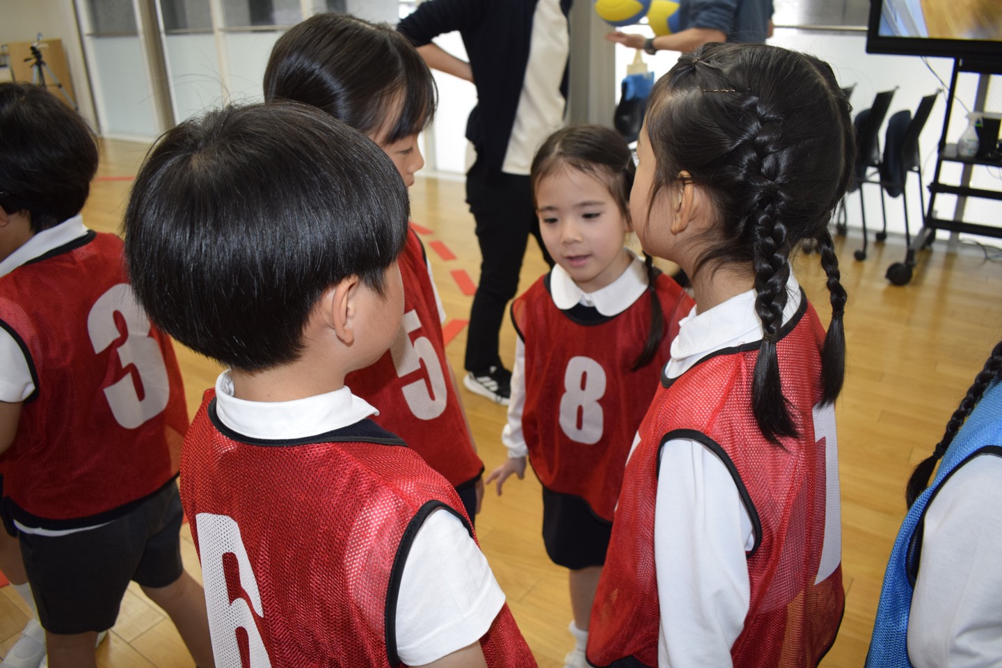 目黒校で輪になって友だちとやり取りする子どもたち