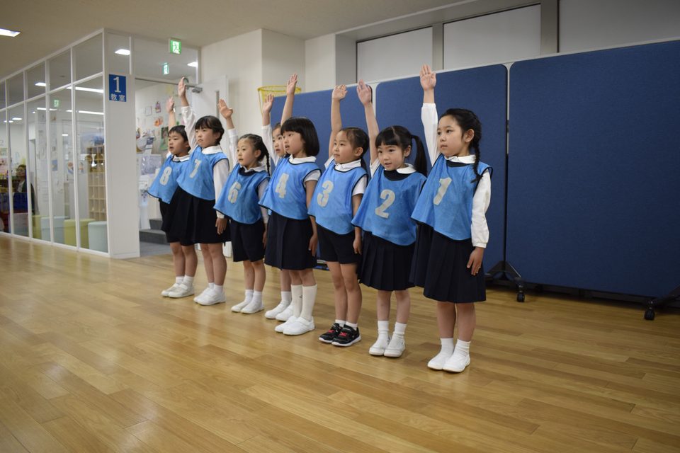 集団活動で手を挙げる子どもたち